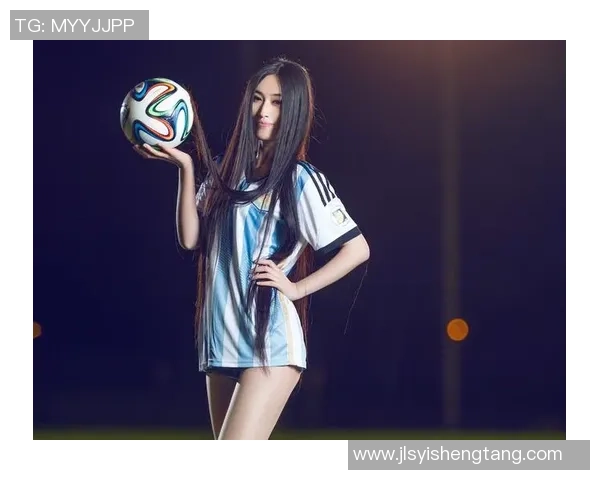 足球粉丝美女展现激情与魅力引领球迷新风尚