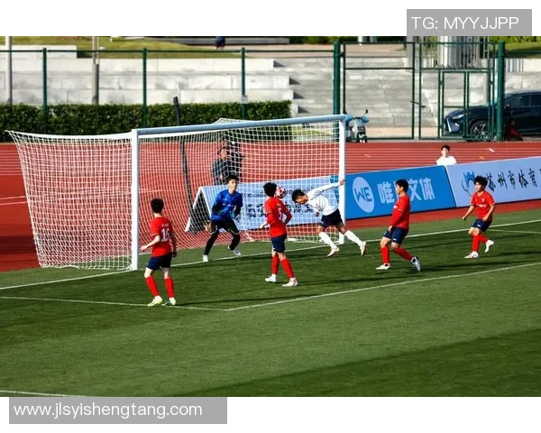 足球鼓声激荡心潮热血沸腾的赛场瞬间与球迷的激情共鸣